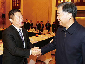 十九屆中央政治局常委，第十三屆全國(guó)政協(xié)主席汪洋與周海江握手合影